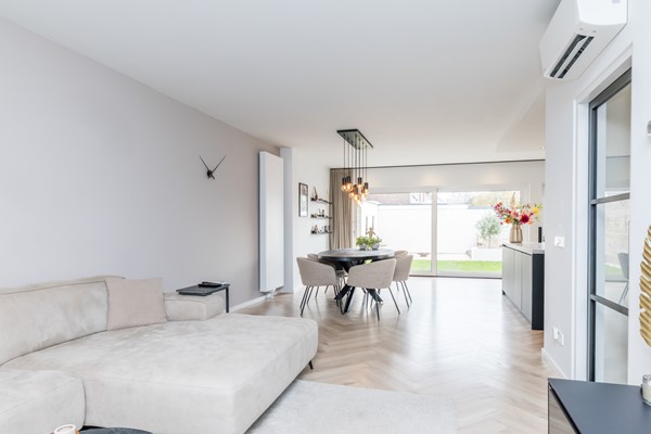 Foto - Verkocht onder voorbehoud: Instapklare gemoderniseerde geschakelde 2 onder 1 kap woning  met aanbouw, open keuken, tuin en garage in Voerendaal